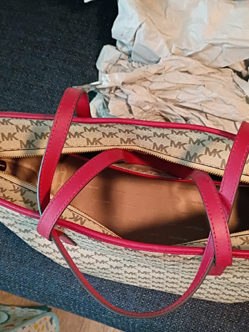 Michael Kors Emery LG TZ Tote In Natural/ Cherry